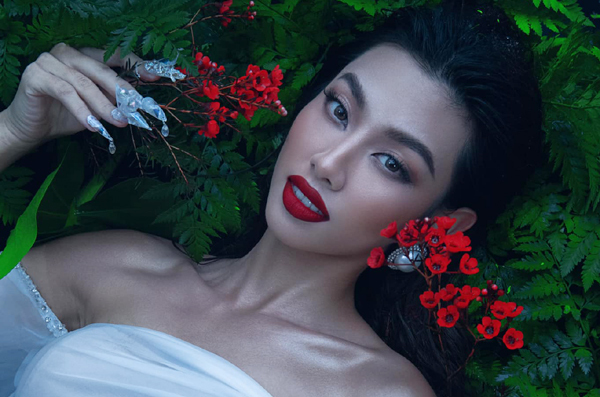 Hoa hậu Thùy Tiên bí ẩn mê hoặc dưới nước