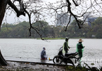 Mưa rét buốt ở Hà Nội, cần thủ vẫn dầm mình ở hồ Gươm