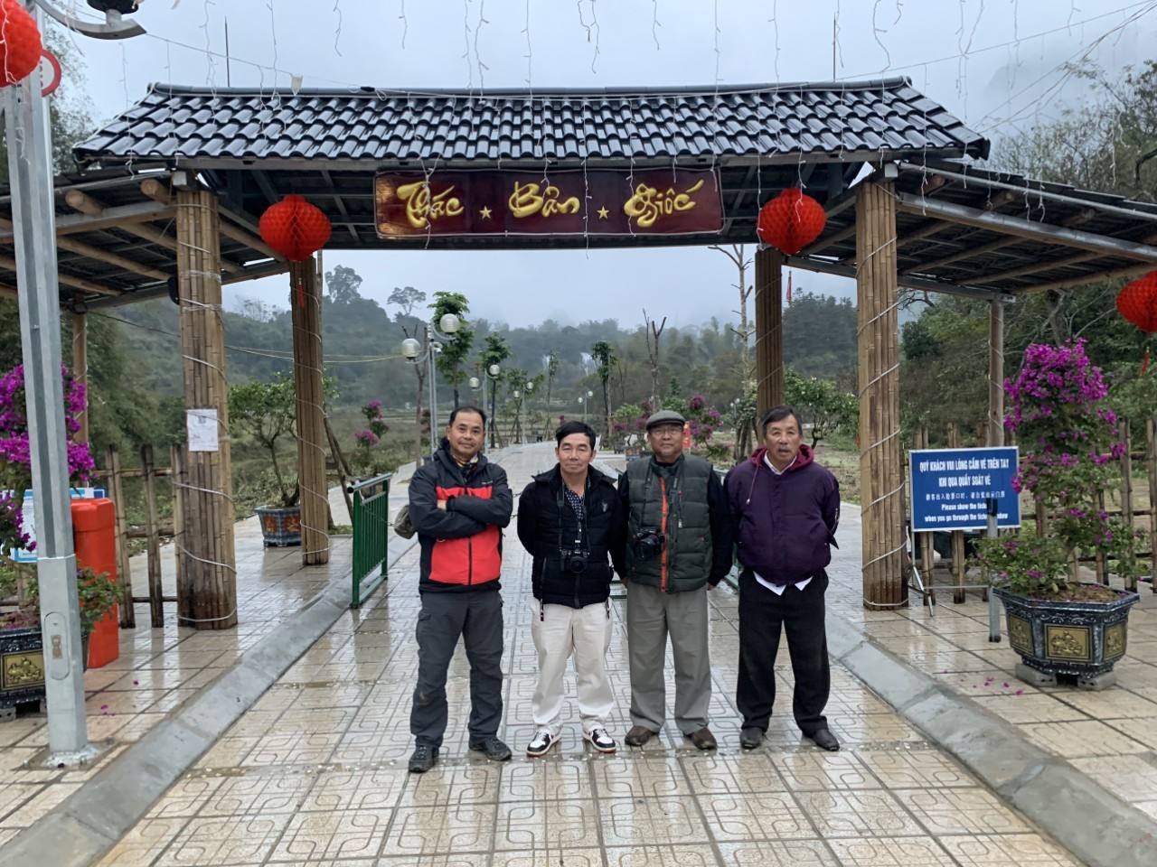 Nhóm bạn U70 'phượt' 6.000 cây số qua 32 tỉnh thành, thực hiện lời hứa 50 năm