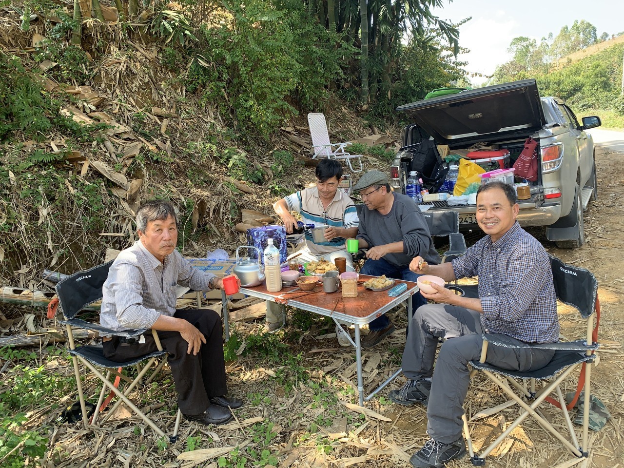 Nhóm bạn U70 'phượt' 6.000 cây số qua 32 tỉnh thành, thực hiện lời hứa 50 năm