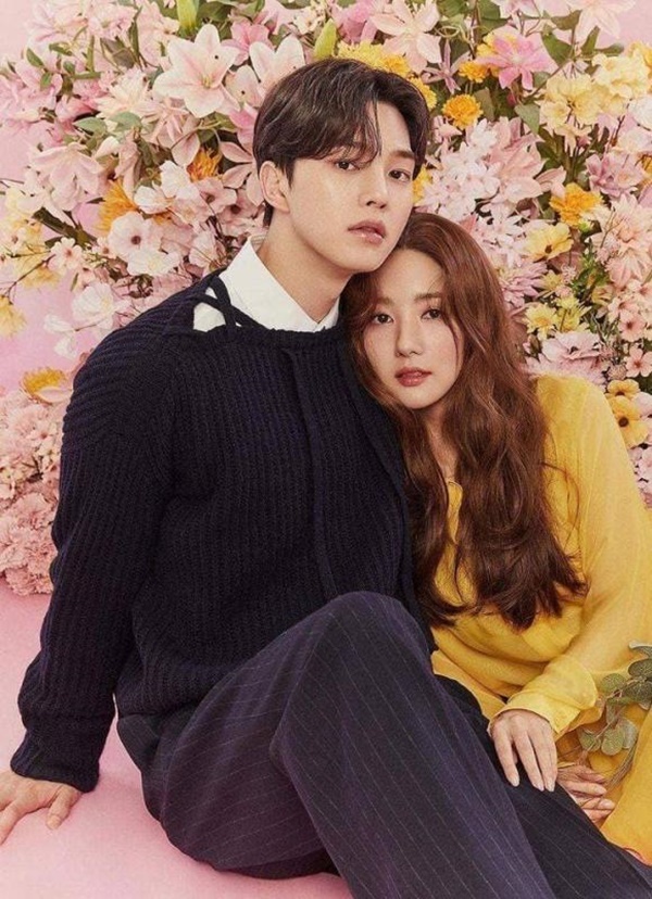 Song Kang và Park Min Young tạo dáng tình tứ giữa 'biển' hoa