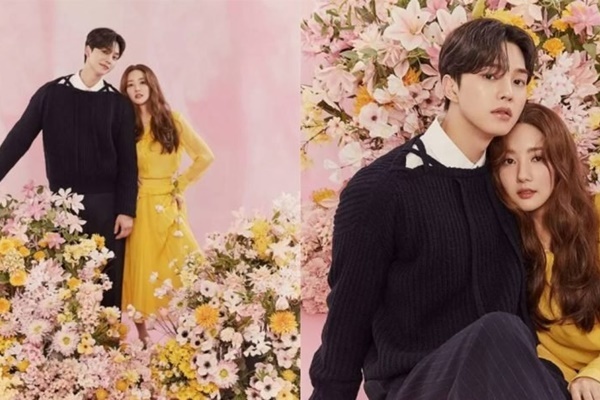 Song Kang và Park Min Young tạo dáng tình tứ giữa 'biển' hoa