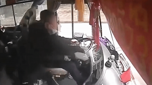 'Con nghiện' bất ngờ cướp vô lăng của tài xế xe buýt