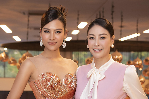 Miss Earth Vietnam 2020 Thái Thị Hoa xinh đẹp bên Hà Kiều Anh