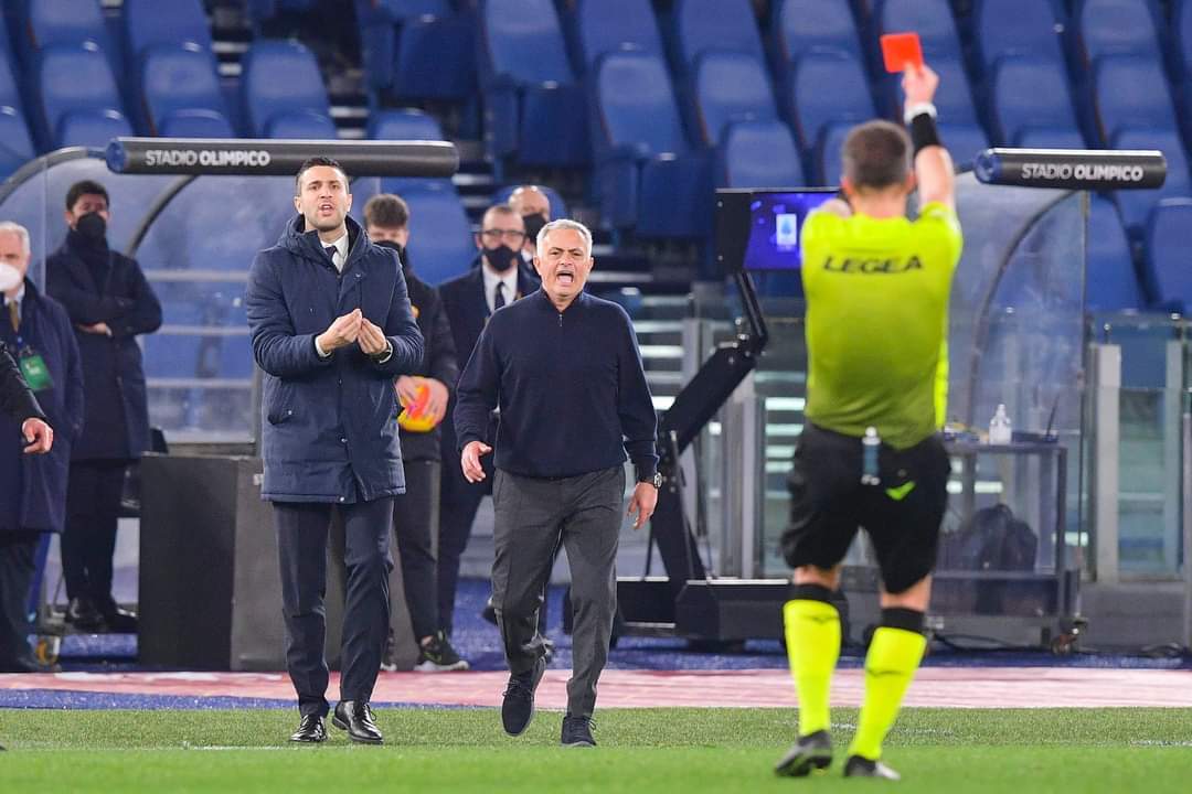 HLV Mourinho bị đuổi khỏi sân vì 'cà khịa' trọng tài