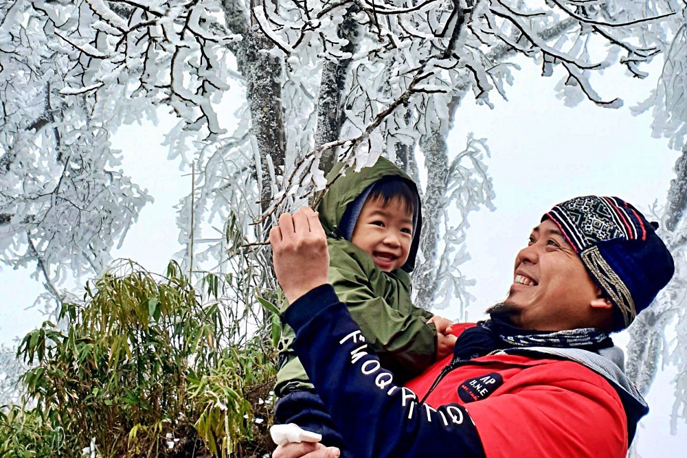 Du khách ùn ùn kéo lên Mẫu Sơn, Phia Oắc, Y Tý săn băng tuyết