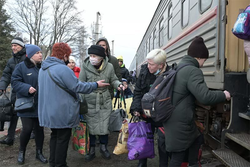 Dòng người ồ ạt di tản từ đông Ukraina sang Nga lánh nạn