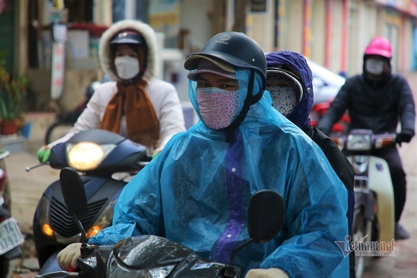 Hà Nội chìm sâu trong rét buốt, người dân đi làm mặc cả áo mưa