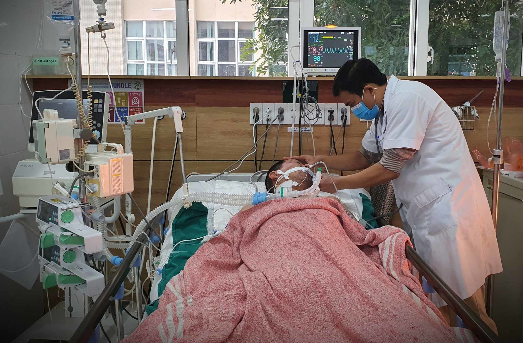 Hôn mê sâu sau khi uống rượu mua tại quầy tạp hóa