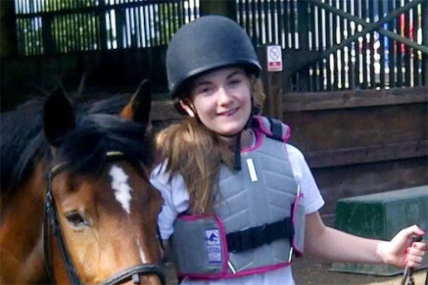 Cô gái phải cưa chân sau cú ngã 10 năm trước