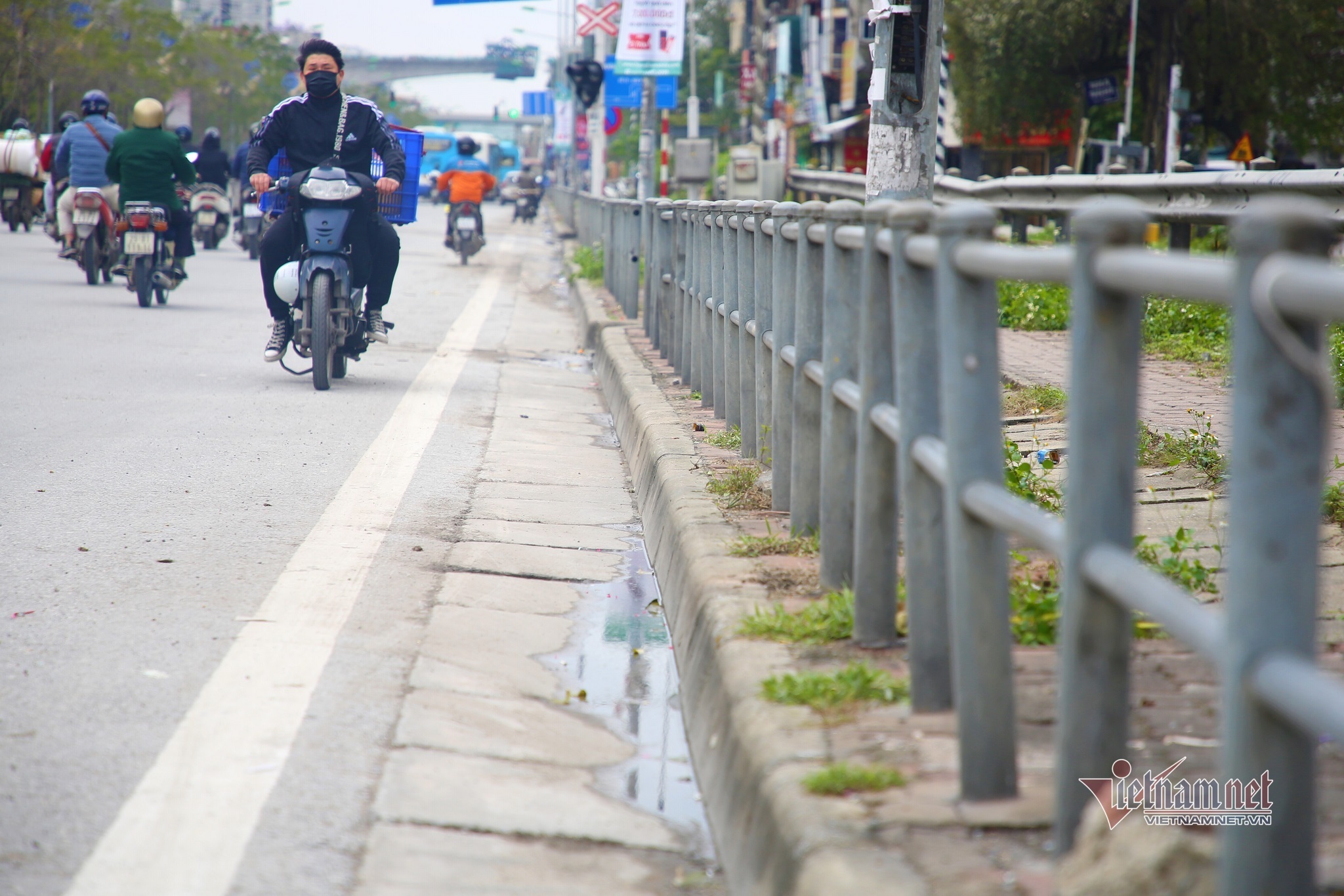 Vỉa hè 'nai nịt' chống xe máy leo trèo, người đi bộ lại chọn phương án khó ngờ