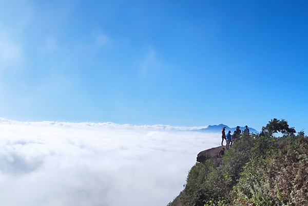 Săn mây trên đỉnh Lảo Thẩn đẹp mê mẩn, bất chấp rét âm 8 độ