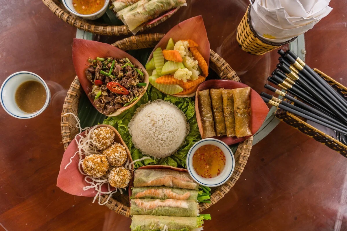 Giới trẻ thích thú vẻ đẹp hút hồn ở Hang Múa