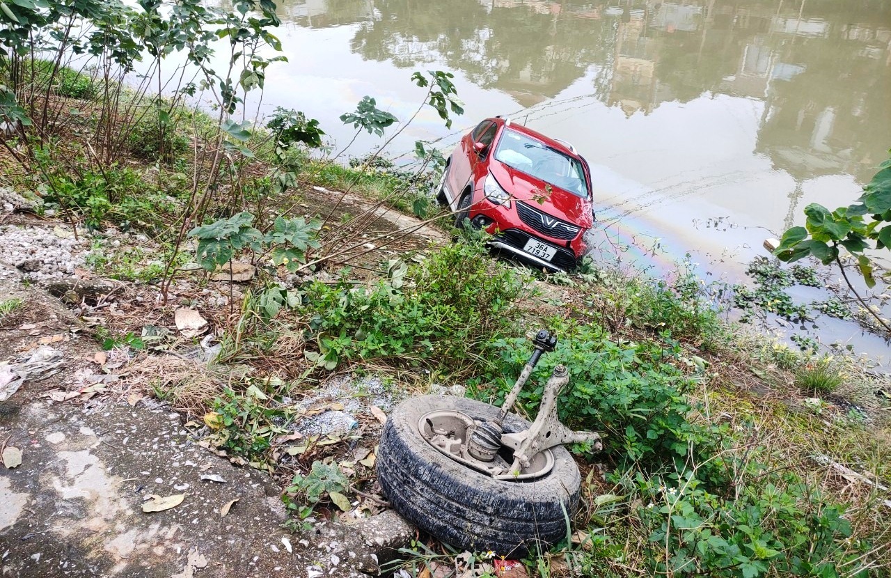 Tai nạn liên hoàn, ô tô lao xuống kênh ở Thanh Hóa