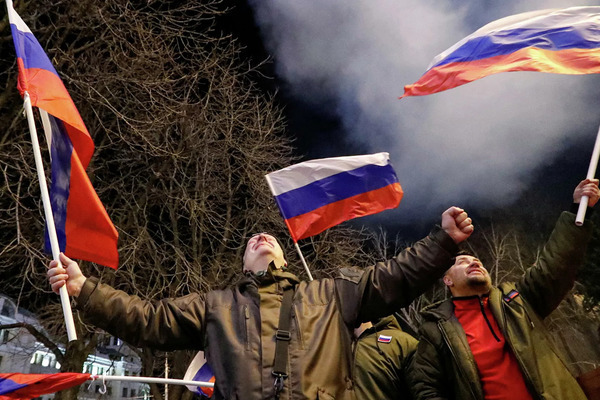 Dân vùng ly khai ở Ukraina ăn mừng sau khi được Nga công nhận độc lập