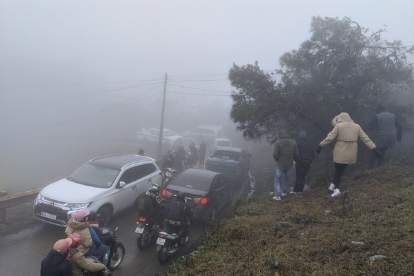 8.000 khách lên đỉnh Mẫu Sơn: Người vạ vật trên xe, người chán nản quay đầu