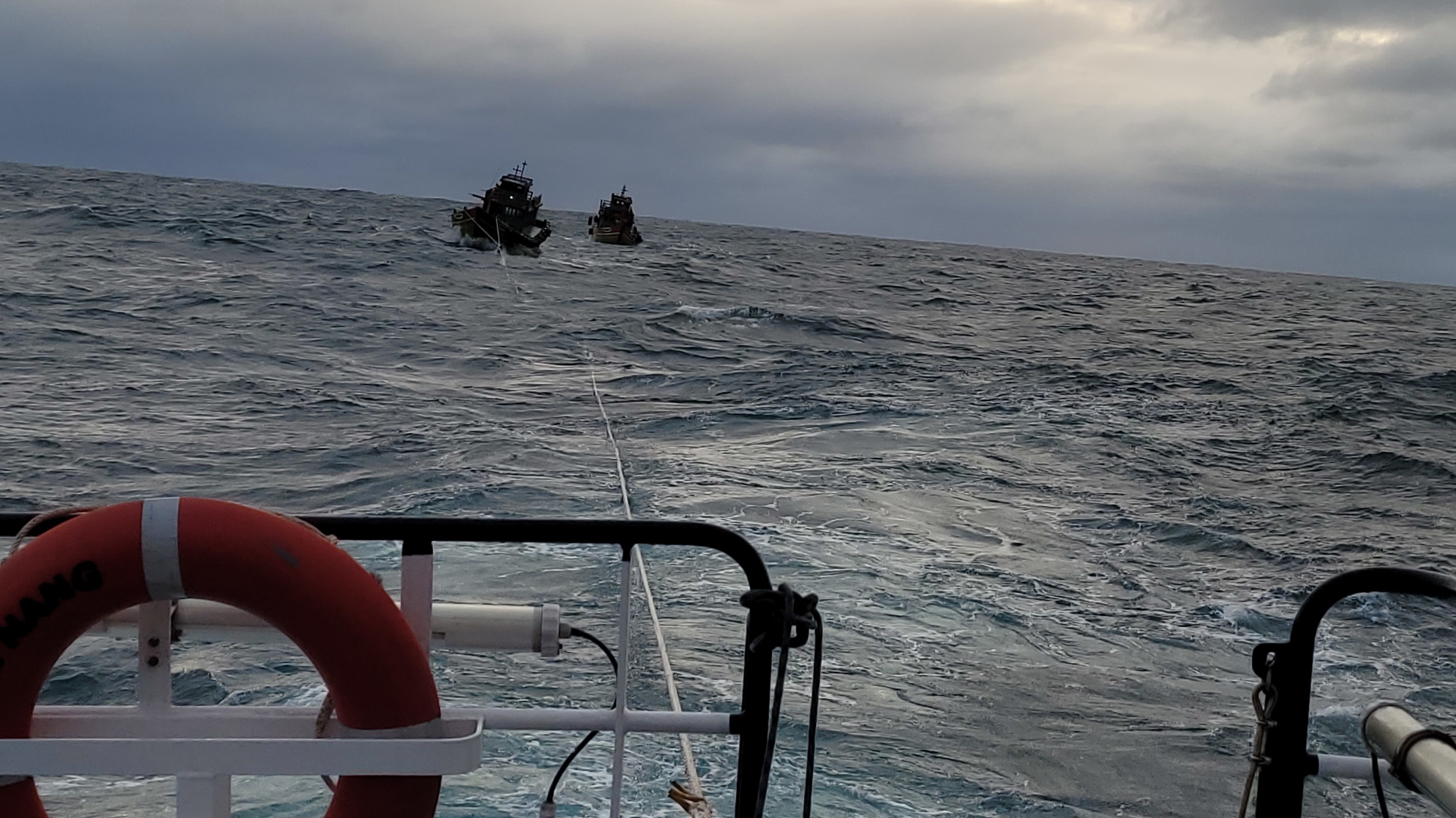 Vượt sóng lớn cứu 5 ngư dân cùng 2 tàu cá sắp chìm trên biển