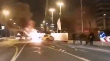 Xe điện Kia EV6 mất lái lao vào rào chắn bê tông, bốc cháy ngùn ngụt