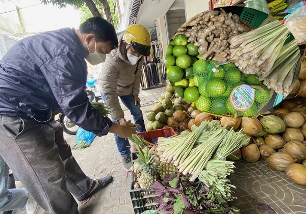 Cơn sốt chợ Đà thành: Gừng tăng 50%, sả lên giá gần gấp đôi