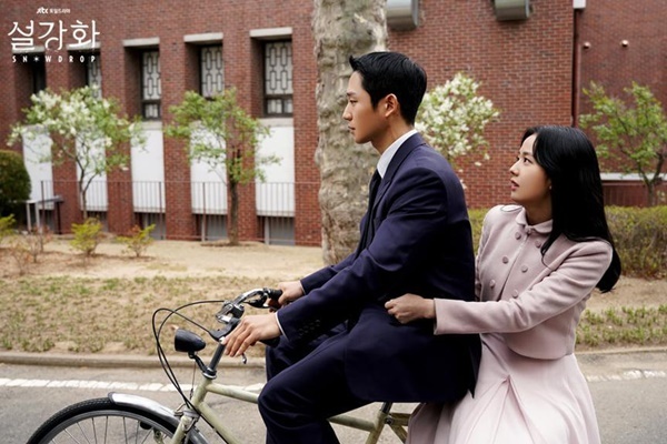 'Snowdrop' thu 4 tỷ view khẳng định sức hút Jisoo - Jung Hae In