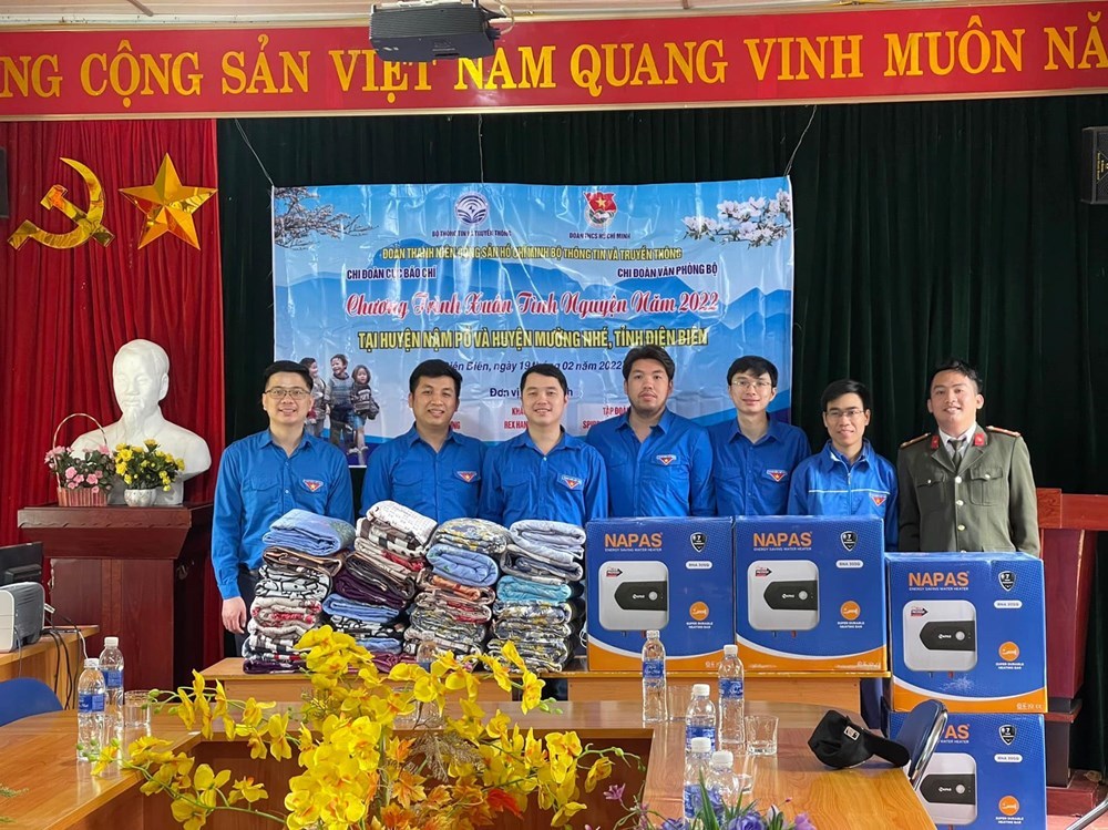 Tuổi trẻ TT&TT tiếp sức học sinh Điện Biên chống rét