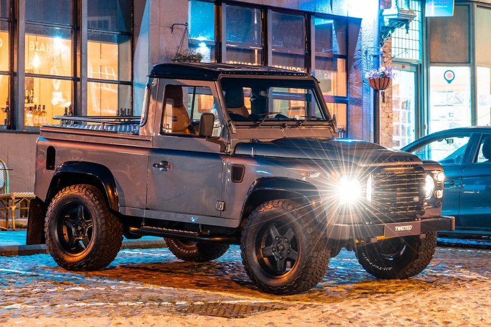 Bán tải điện Land Rover Defender có giá hơn 300.000 USD