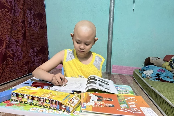 Rưng rưng trước cậu bé cụt một cánh tay vì ung thư vẫn miệt mài học bài