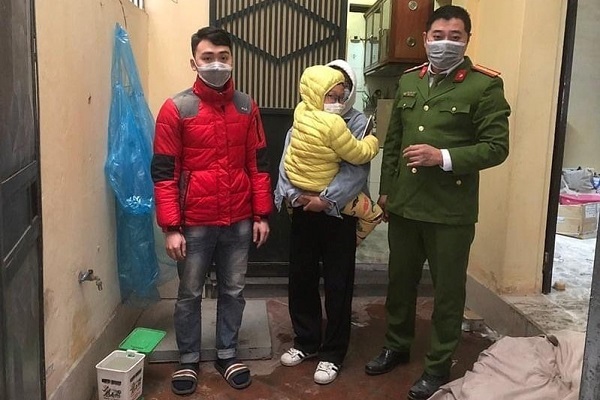 Thiếu tá công an và nam thanh niên trèo vào nhà đang cháy cứu bé 6 tuổi