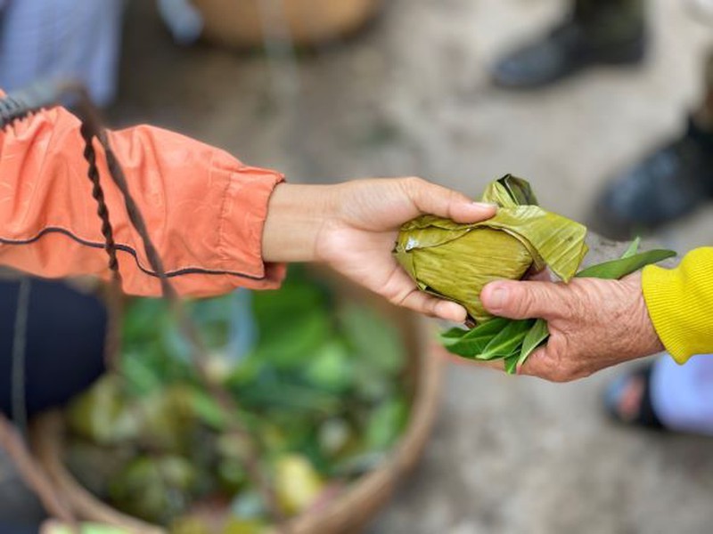 Lá cây thay tiền, đến chợ này mua đồ ăn không lo tốn kém