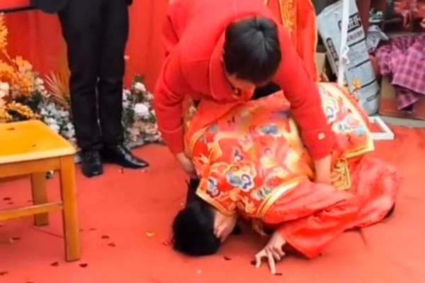 Chú rể quỳ khóc trước mặt mẹ kế không chịu đứng dậy, lý do gây xúc động