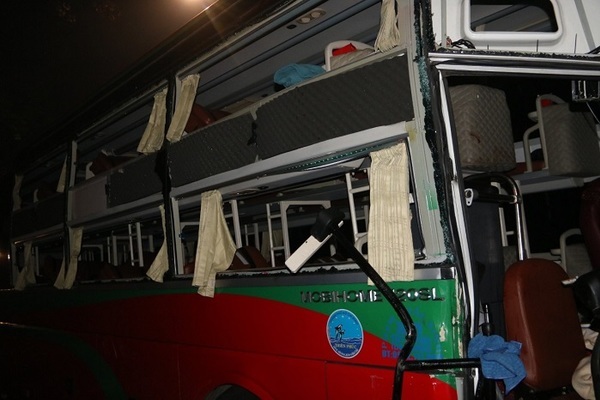 Hai xe khách tông nhau, ít nhất 10 người nhập viện cấp cứu