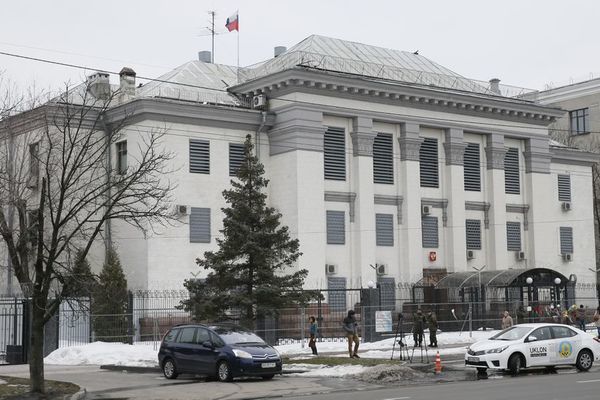 Nga rút nhân viên ngoại giao khỏi Ukraina, công nhận lãnh thổ mở rộng của phe ly khai