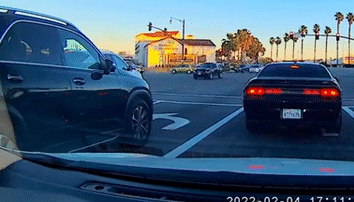 Vượt đèn đỏ, nữ tài xế gây va chạm liên hoàn với 4 ô tô khác