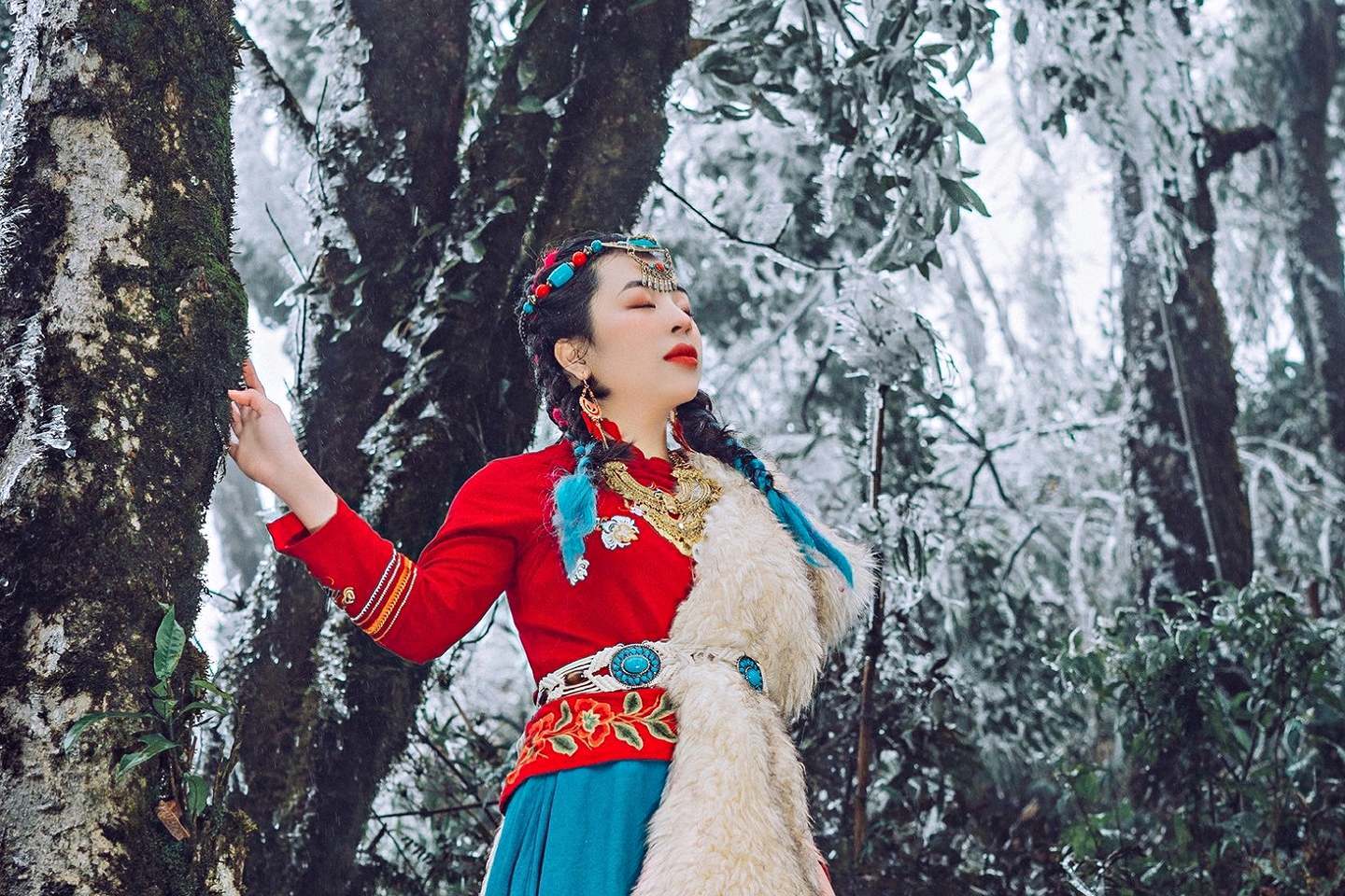 Du khách cắn răng chịu lạnh, quyết săn bộ ảnh 'để đời' trong băng tuyết Sa Pa