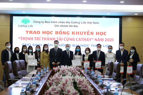 Trao 150 suất học bổng Thịnh trí thành tài cùng Cathay 2021