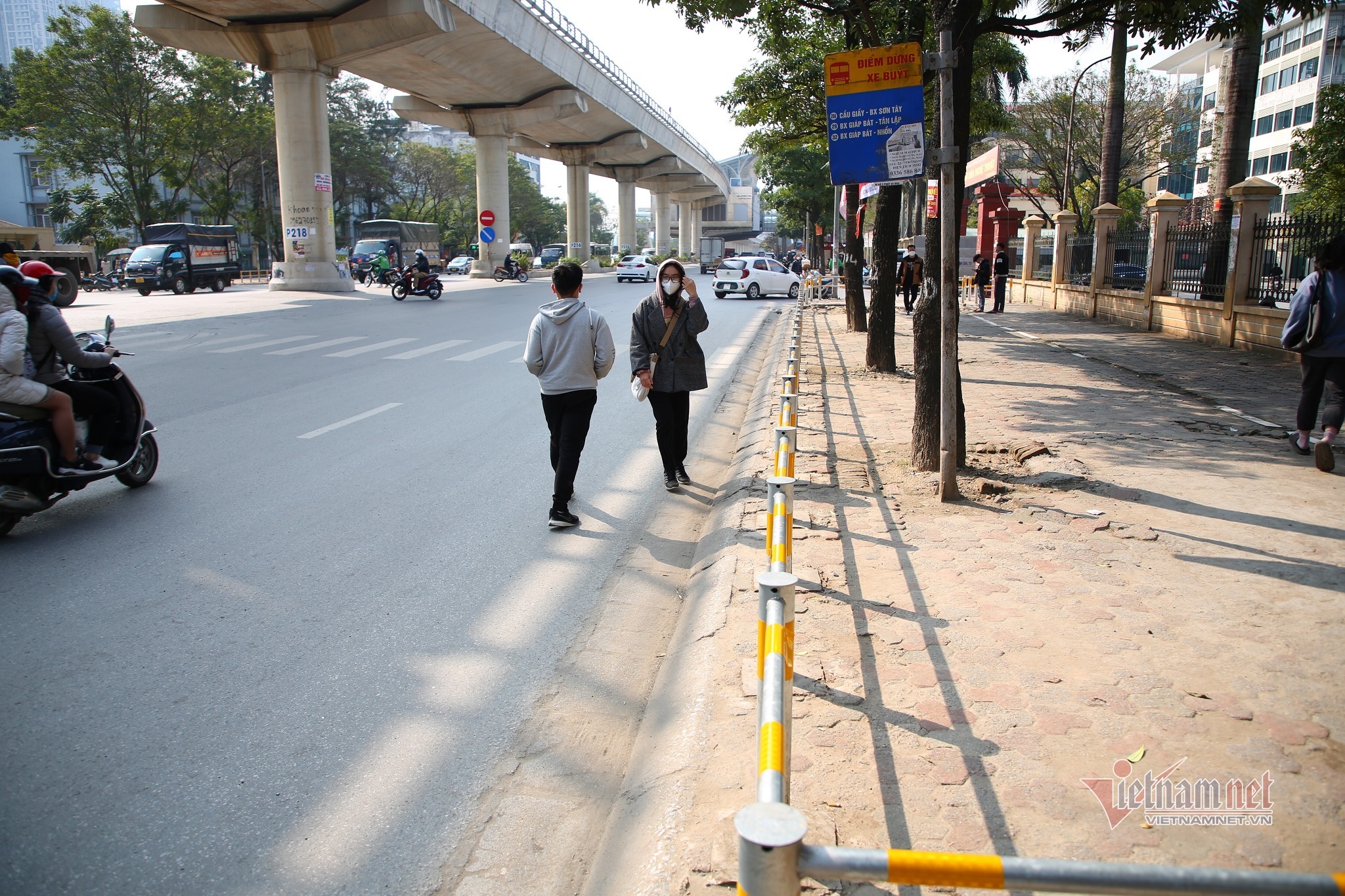 Hà Nội: Gỡ đoạn rào vỉa hè 'chắn' người đi bộ qua đường