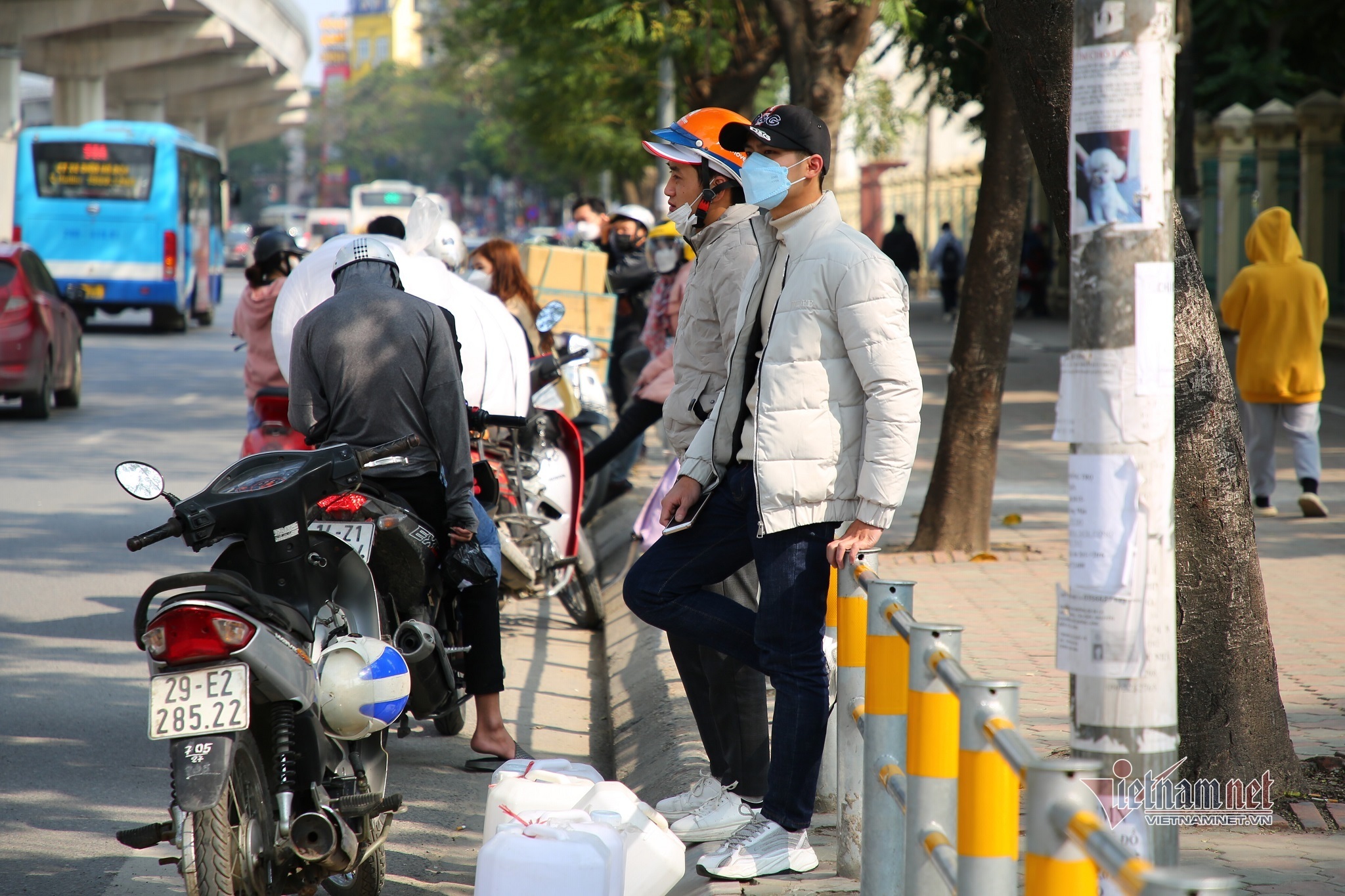 Hình ảnh rào vỉa hè ở Hà Nội chặn cả lối đi bộ, qua đường buộc phải trèo