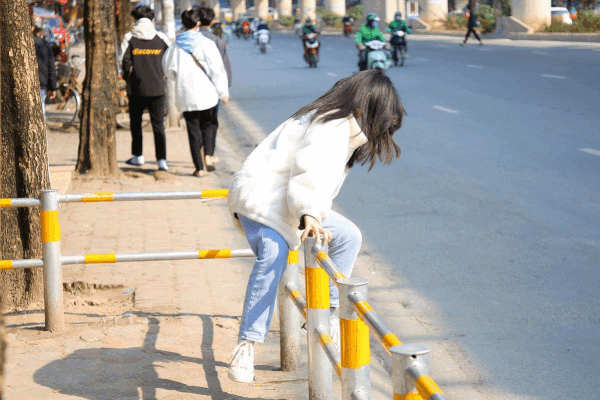 Hình ảnh rào vỉa hè ở Hà Nội chặn cả lối đi bộ, qua đường buộc phải trèo