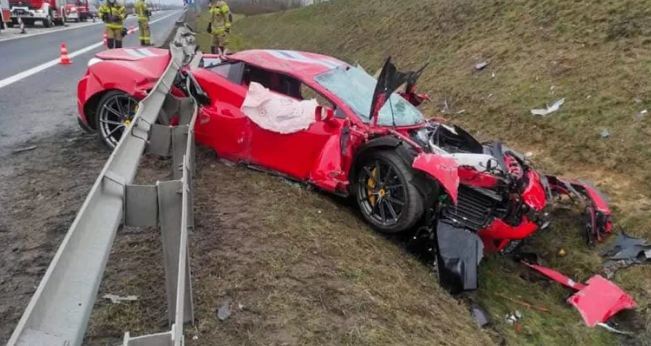 Siêu xe Ferrari nát bét sau va chạm vào hàng rào phân cách trên cao tốc