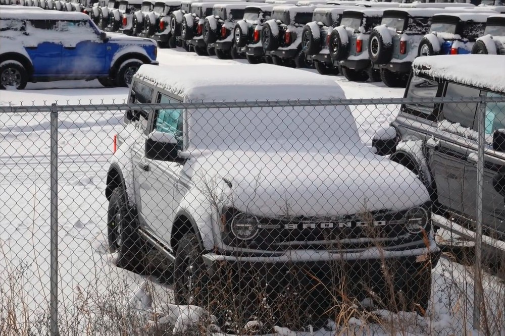 Hàng nghìn xe Ford 'phủ kín tuyết' đang chờ được lắp chip trước khi giao khách