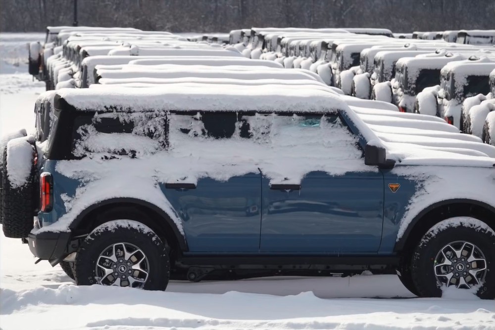 Hàng nghìn xe Ford 'phủ kín tuyết' đang chờ được lắp chip trước khi giao khách