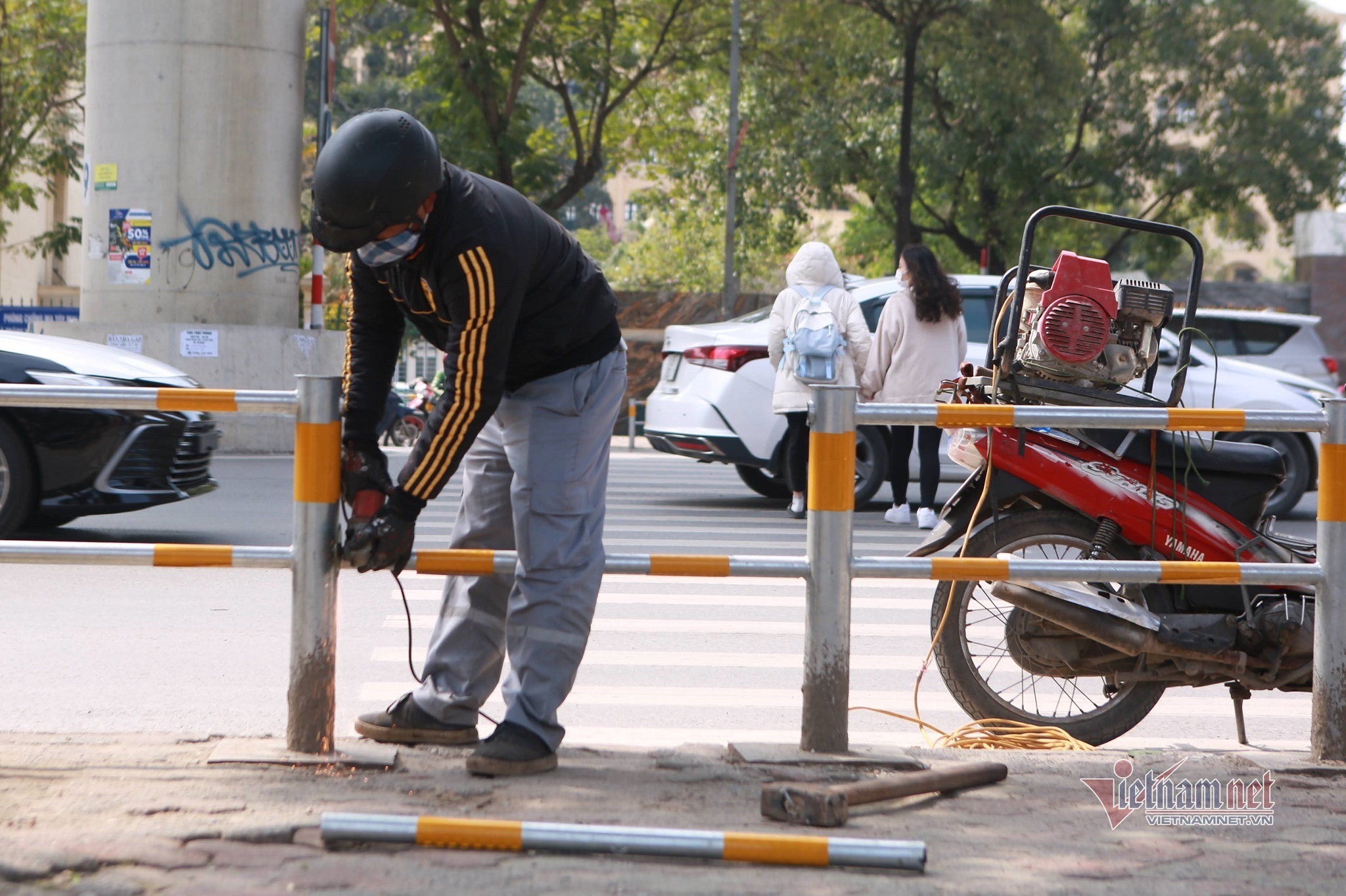 Hà Nội: Gỡ đoạn rào vỉa hè 'chắn' người đi bộ qua đường