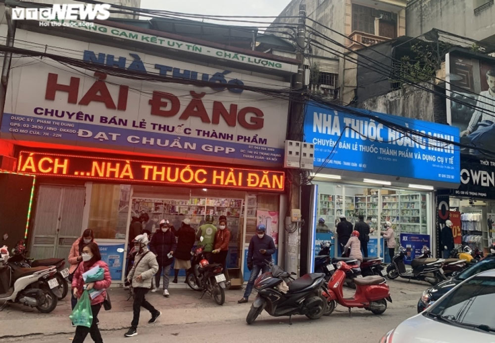 Nước muối sinh lý 'cháy hàng', mỗi khách chỉ được mua 5 chai