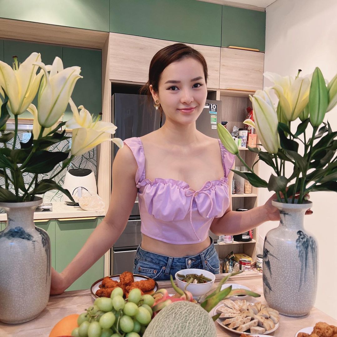 Hoa hậu Hương Giang khoe lưng trần sexy
