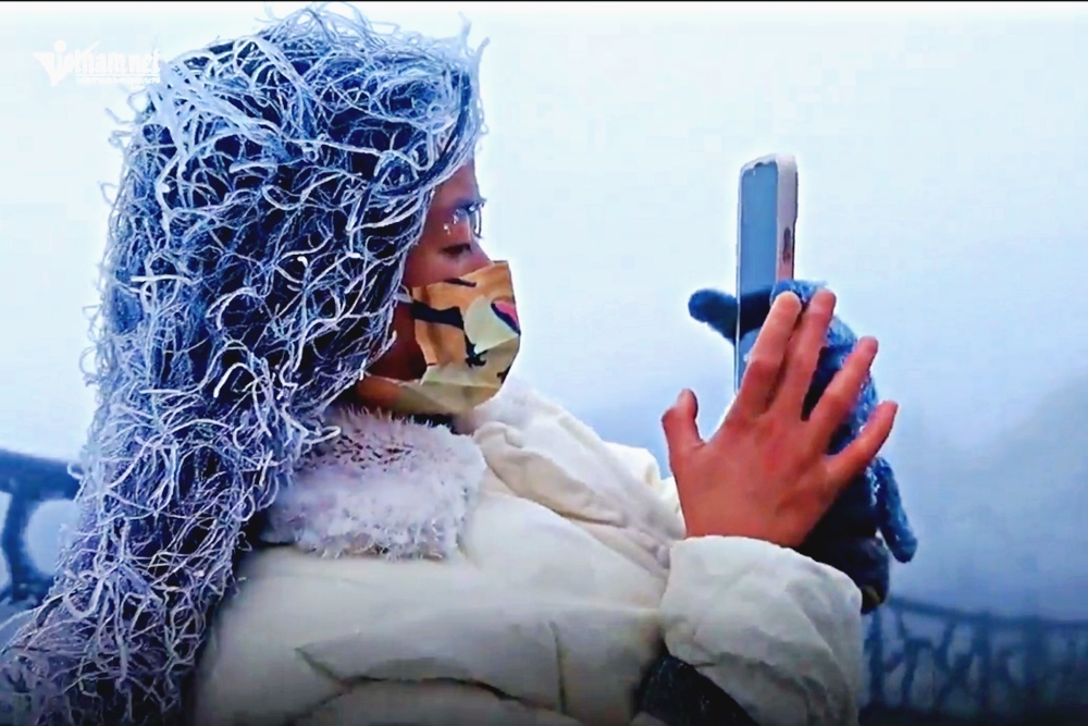 Mái tóc cô gái đóng băng hình thù kỳ lạ dưới tiết trời -6 độ C