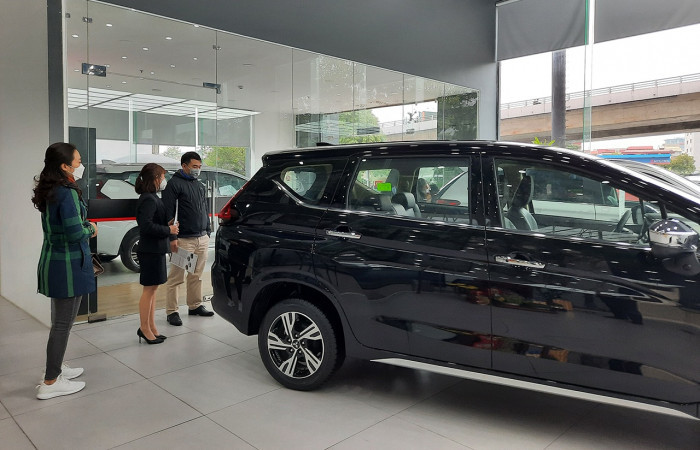Khách săn tìm xe tiết kiệm nhiên liệu khi giá xăng lập đỉnh