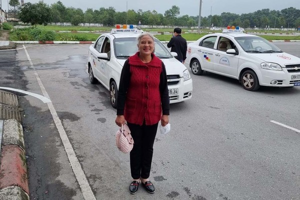 Nữ y tá 72 tuổi thi đỗ bằng lái xe B2