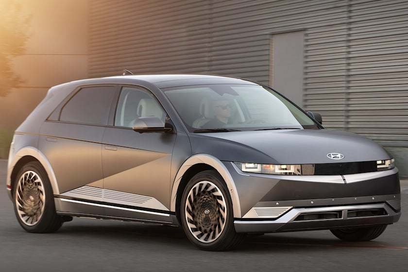 Đến lượt Hyundai, Genesis cảnh báo các đại lý khi đội giá bán cao hơn giá niêm yết