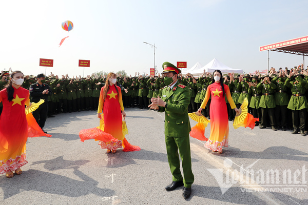 Tư lệnh Cảnh sát cơ động tặng đàn, vui hát cùng tân binh