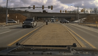 Bánh xe “đi lạc” trên cao tốc, tấn công xe cảnh sát